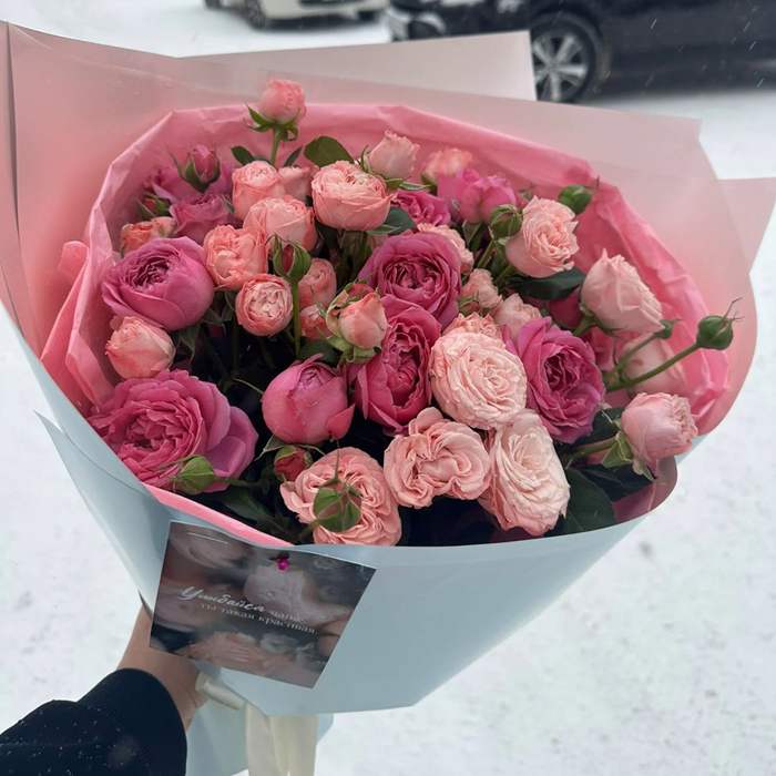 Букет из 13 пионовидных кустовых роз