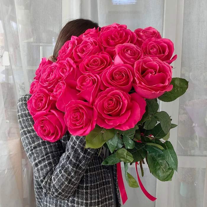Букет из 25 ароматных розовых роз 70 см.