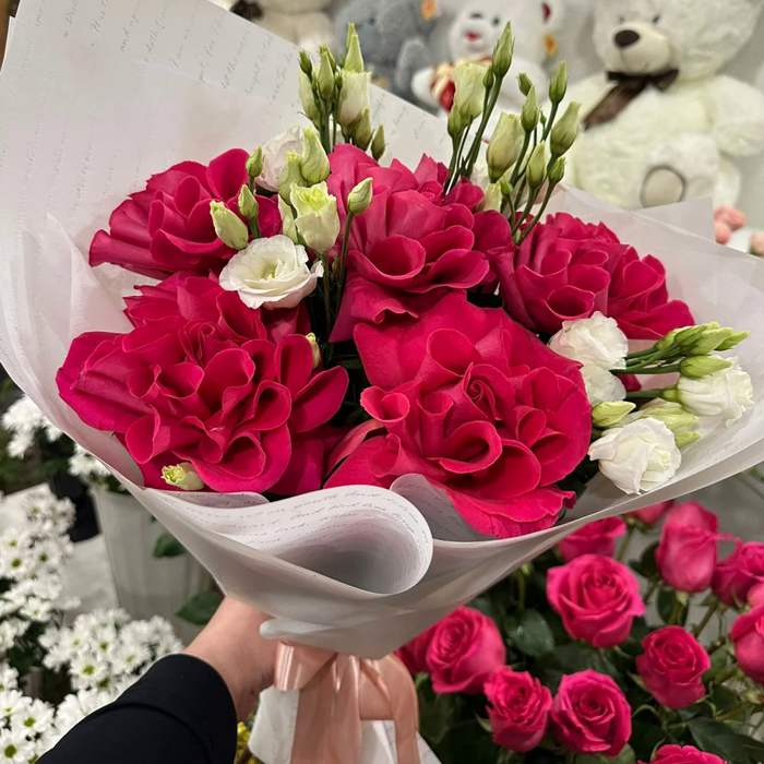 Букет из французских роз 5 шт. с нежными эустомами