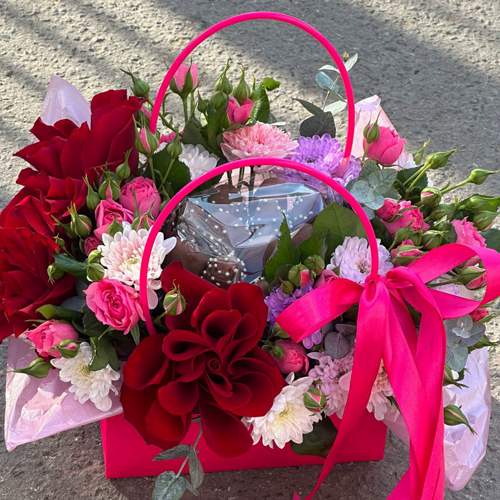 Сумочка из клубники в шоколаде с цветами