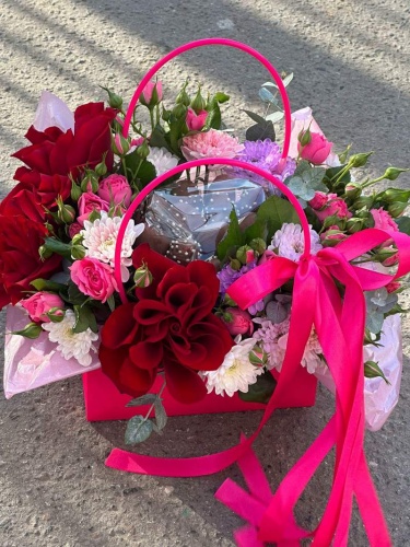 Сумочка из клубники в шоколаде с цветами